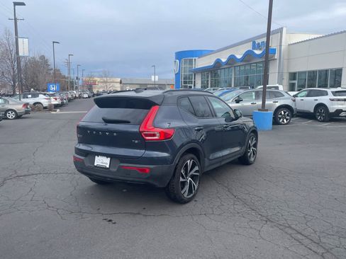 Used 2022 Volvo XC40 T5 R-Design w/ Advanced Package image 2
