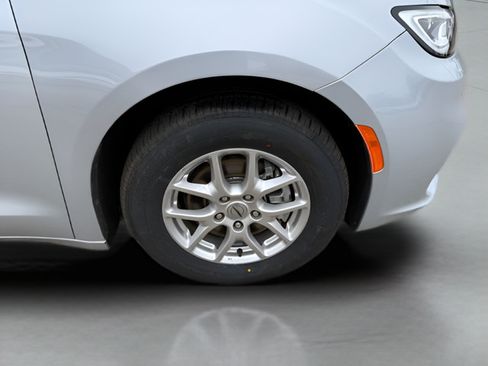 Used 2024 Chrysler Pacifica Touring-L FWD image 32