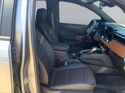 Used 2025 GMC Canyon AT4 w/ Technology Plus Package AWD/4WD image 9