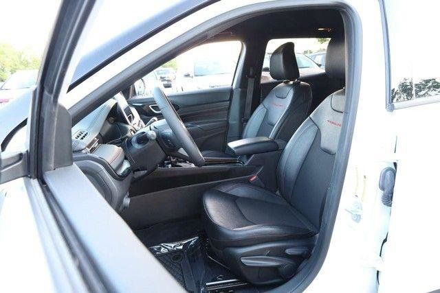 Used 2025 Jeep Compass Trailhawk AWD/4WD image 8