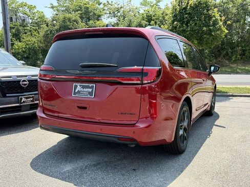 Used 2025 Chrysler Pacifica Limited FWD image 6