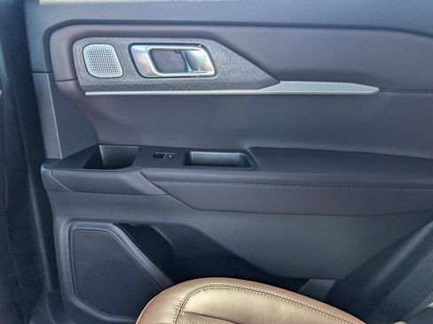 Certified 2025 Ford Explorer Platinum RWD image 16