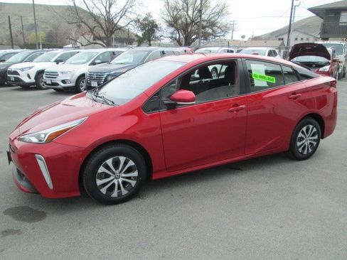 Used 2020 Toyota Prius LE w/ Carpet Mat Package image 3