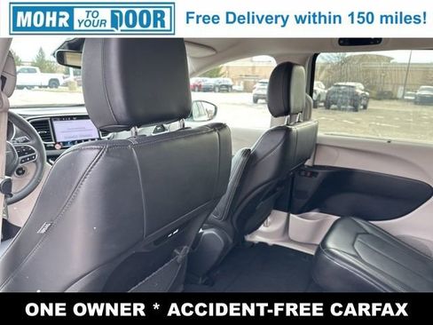 Used 2024 Chrysler Pacifica Touring-L image 27