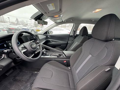 Used 2025 Hyundai Elantra SE image 23