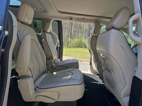 Used 2020 Chrysler Pacifica Limited image 11