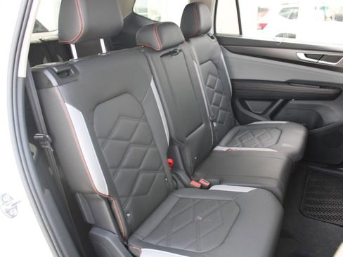 Certified 2025 Volkswagen Atlas Peak Edition SE AWD/4WD image 25