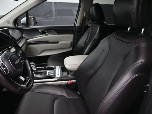Used 2024 Kia Carnival LX FWD image 8