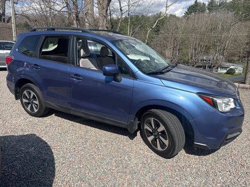 Used 2017 Subaru Forester 2.5i Premium w/ All-Weather Package image 5