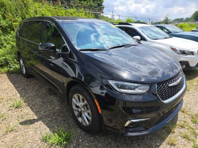 Used 2025 Chrysler Pacifica Select
