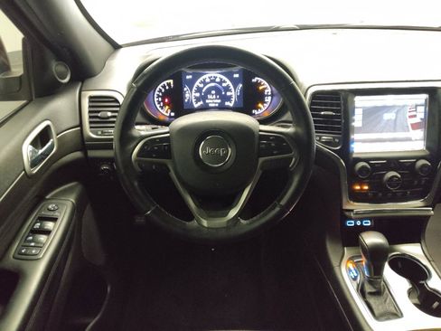 Used 2018 Jeep Grand Cherokee Laredo AWD/4WD image 22