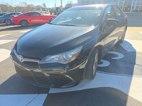 Used 2017 Toyota Camry SE image 3