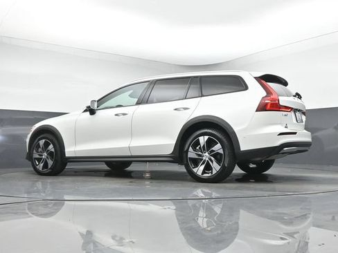 Used 2025 Volvo V60 B5 Cross Country Plus AWD/4WD image 14
