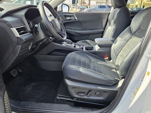 Used 2024 Mitsubishi Outlander SE image 5