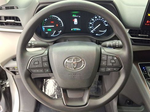 Used 2024 Toyota Sienna LE FWD image 16