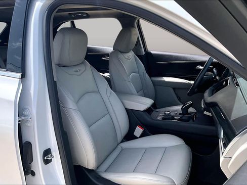 Used 2022 Cadillac XT4 Premium Luxury w/ Enhanced Visibility Package FWD image 9