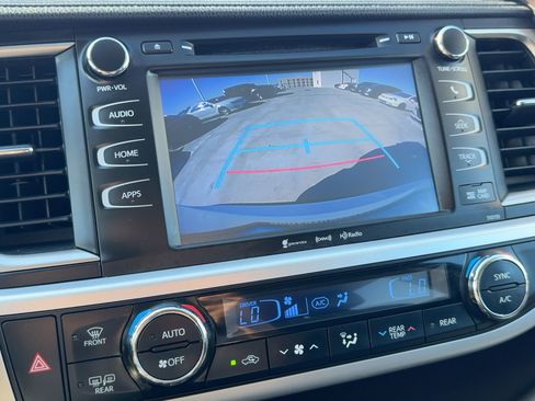 Used 2016 Toyota Highlander XLE image 25