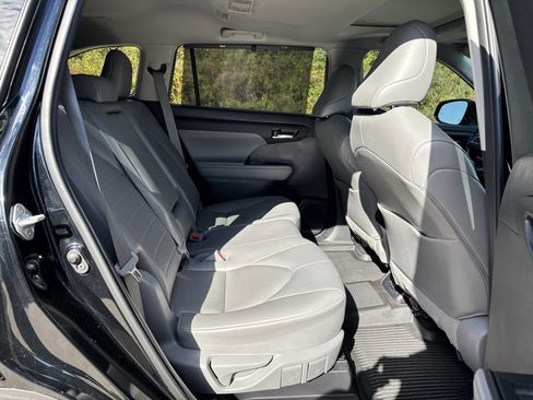 Used 2022 Toyota Highlander XLE image 29