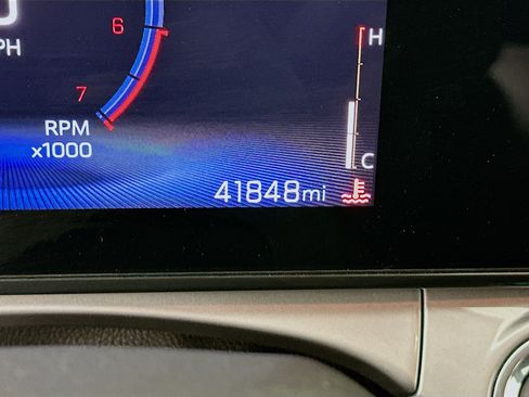 Used 2024 Chevrolet Trax LT w/ Sunroof Package FWD image 19