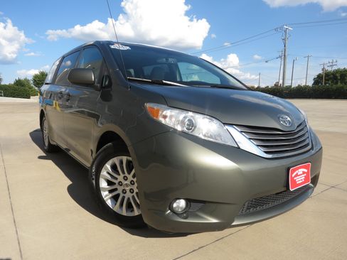 Used 2011 Toyota Sienna XLE FWD image 2