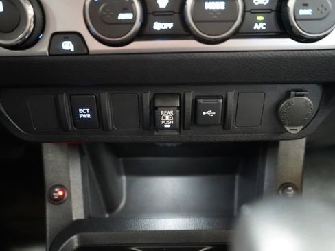 Used 2022 Toyota Tacoma SR5 AWD/4WD image 37