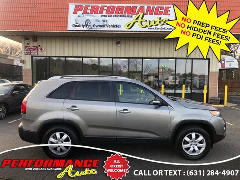 Used 2012 Kia Sorento LX w/ Convenience Pkg image 2