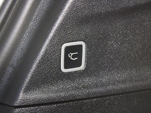 Used 2025 Chrysler Pacifica Limited FWD image 15
