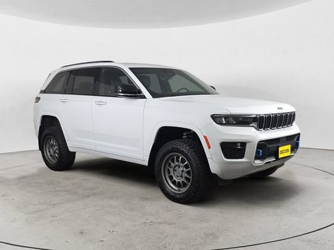 Used 2022 Jeep Grand Cherokee Overland w/ Luxury Tech Group IV AWD/4WD image 3