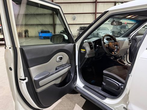 Used 2018 Kia Soul w/ Convenience Package FWD image 12