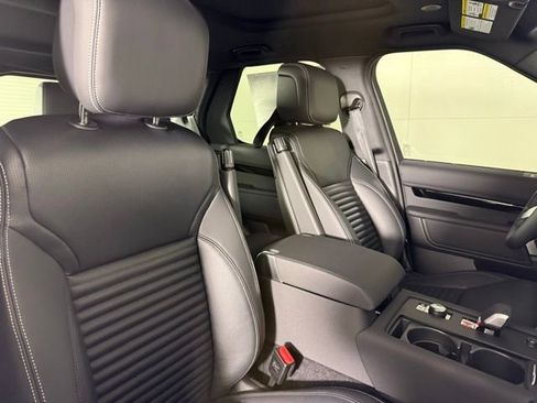 Certified 2025 Land Rover Discovery S image 32