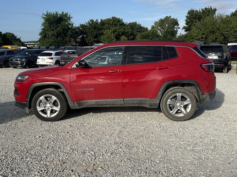 Used 2024 Jeep Compass Latitude AWD/4WD image 3