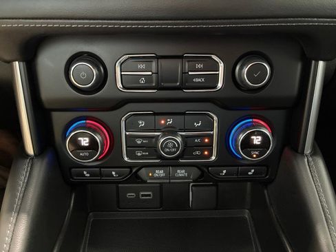 Used 2024 Chevrolet Suburban Z71 w/ Luxury Package image 22