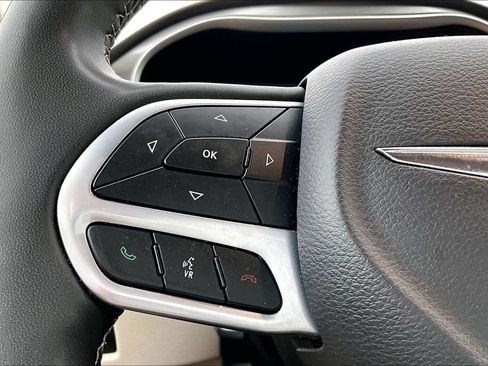 Used 2023 Chrysler Pacifica Touring-L FWD image 15