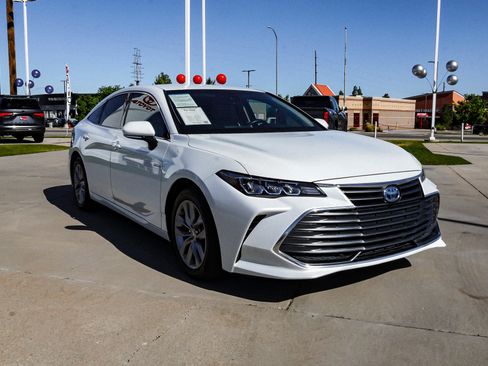 Certified 2021 Toyota Avalon XLE FWD image 2