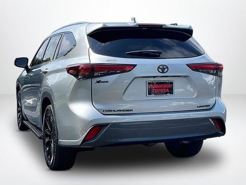 Used 2021 Toyota Highlander Limited FWD image 12