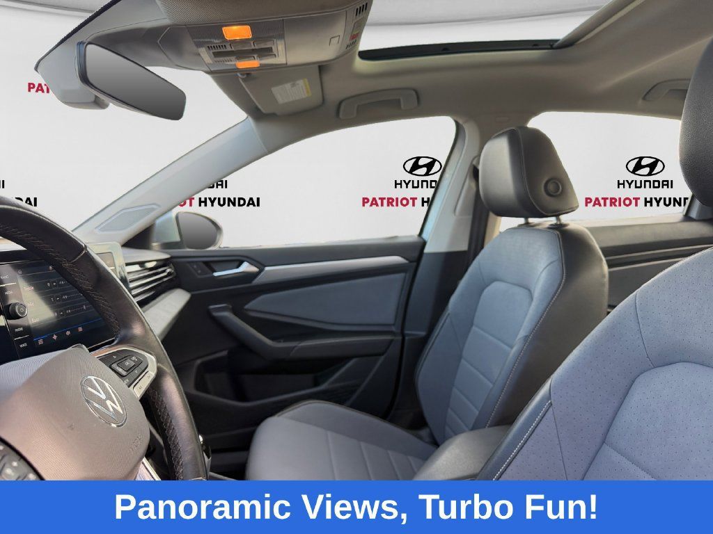 Used 2025 Volkswagen Jetta SE FWD image 9