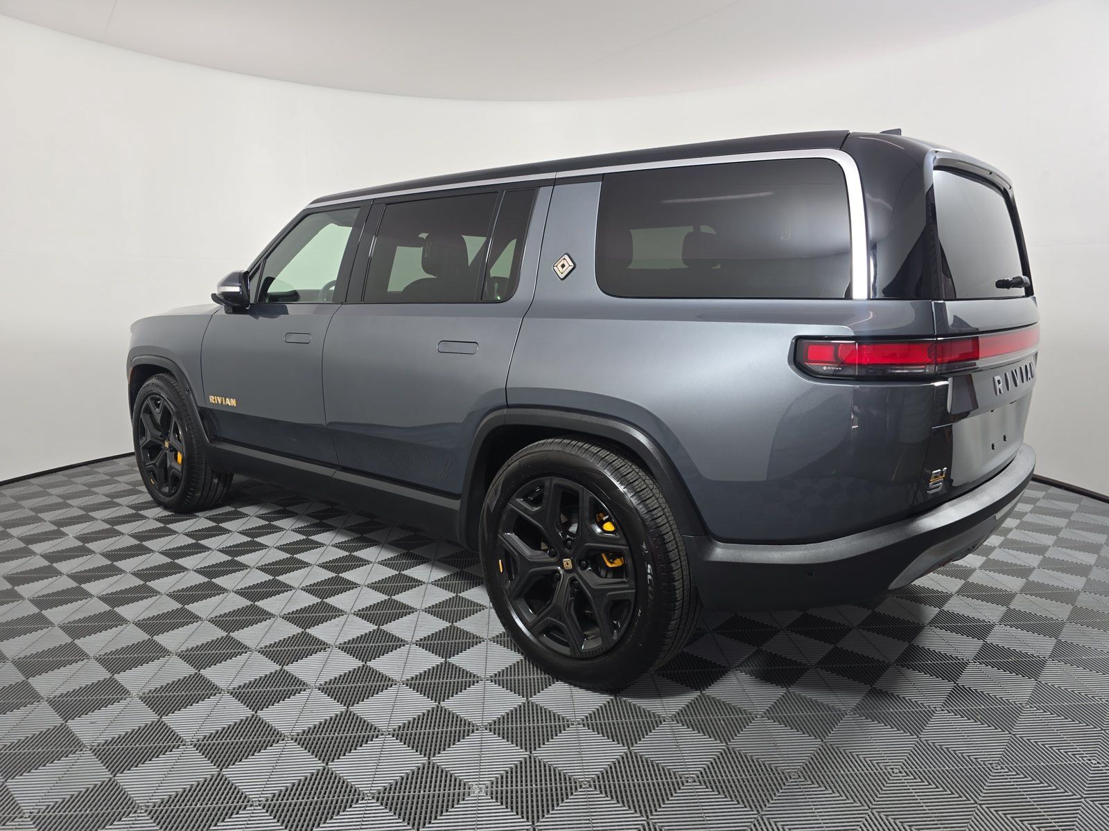 Used 2022 Rivian R1S Launch Edition Quad AWD/4WD image 3