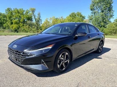 Used 2022 Hyundai Elantra Limited w/ Preferred Accessory Package