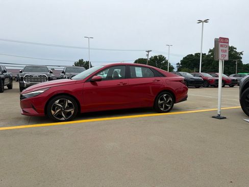 Used 2023 Hyundai Elantra SEL w/ Convenience Package FWD image 4