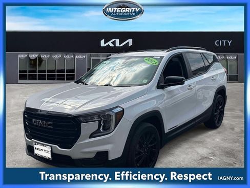 Used 2023 GMC Terrain SLE w/ Driver Convenience Package AWD/4WD image 4