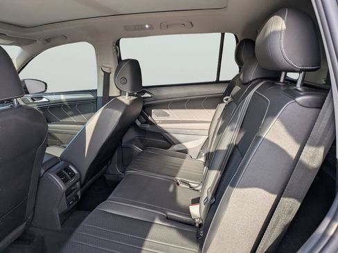 Used 2023 Volkswagen Tiguan SE w/ Panoramic Sunroof Package FWD image 16
