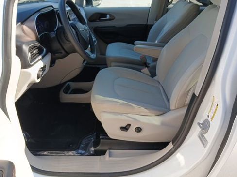 Used 2017 Chrysler Pacifica Touring w/ Tire & Wheel Group FWD image 31