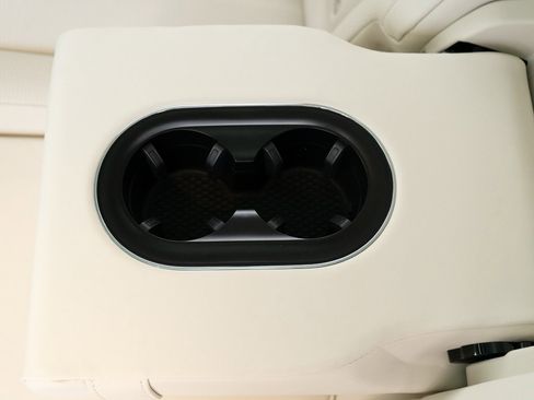 Used 2024 Bentley Bentayga V8 image 25