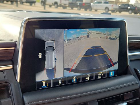 Used 2021 Chevrolet Suburban Z71 w/ Luxury Package image 14