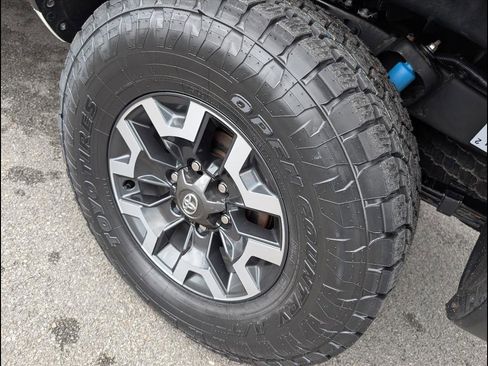 Used 2022 Toyota Tacoma TRD Off-Road image 21