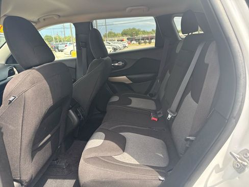 Used 2018 Jeep Cherokee Latitude w/ Altitude Package FWD image 15