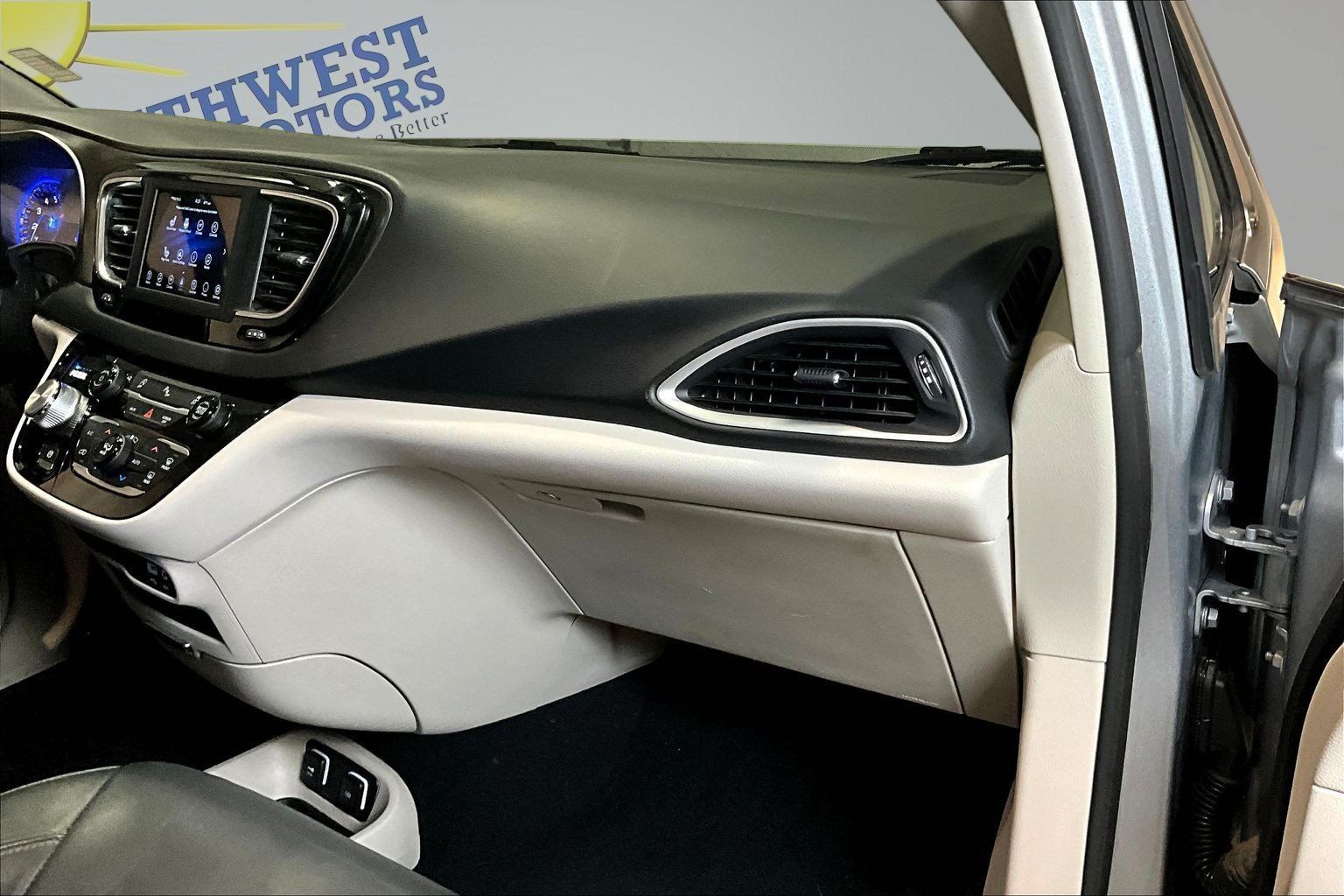 Used 2020 Chrysler Pacifica Touring-L w/ Tire & Wheel Group FWD image 26