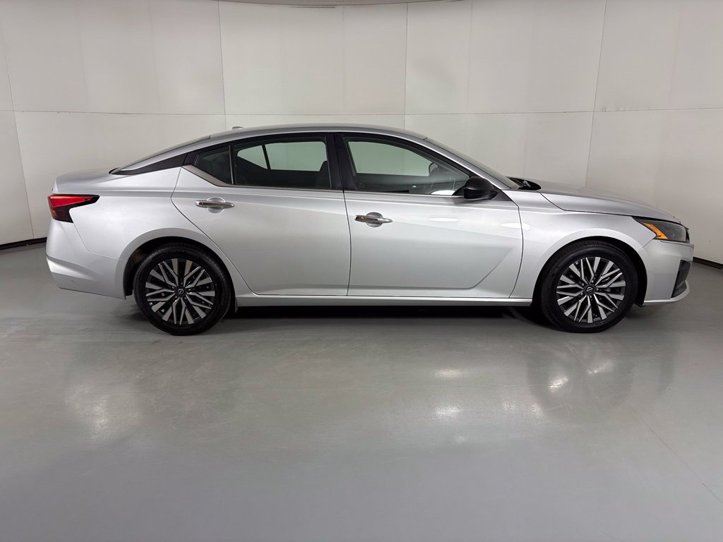 Used 2024 Nissan Altima 2.5 SV FWD image 9