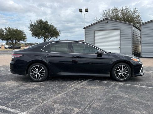 Used 2022 Toyota Camry XLE image 4