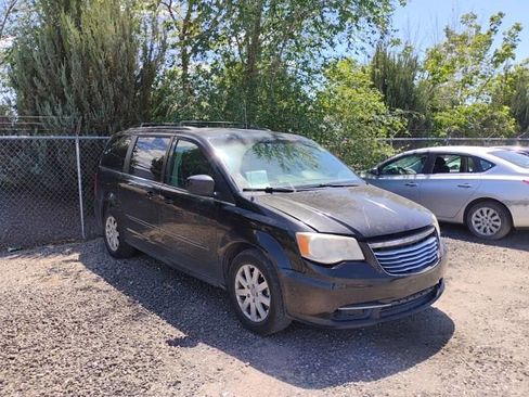 Used 2014 Chrysler Town & Country Touring FWD image 3